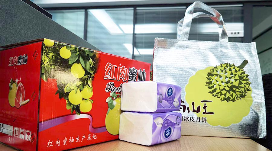 迎中秋 送關懷！金環(huán)電器給員工們派發(fā)中秋禮包