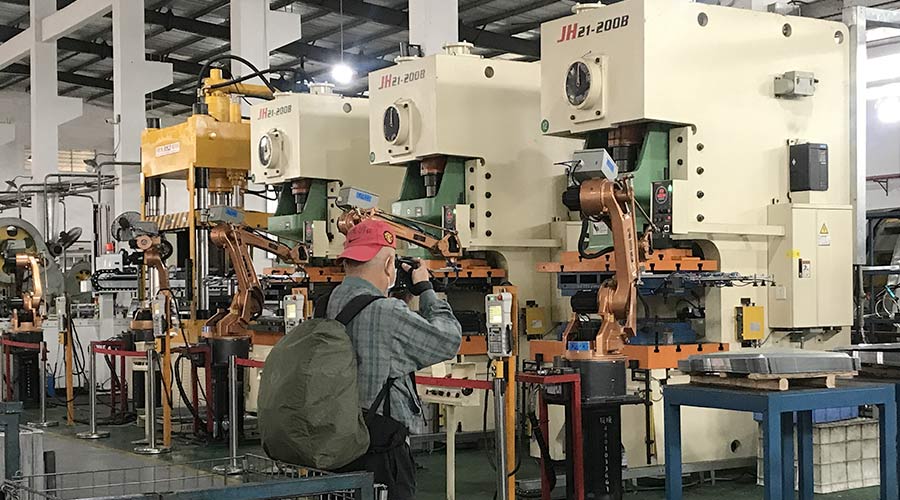 江門(mén)市攝影協(xié)會(huì)蒞臨金環(huán)電器拍攝交流  用鏡頭見(jiàn)證實(shí)力！