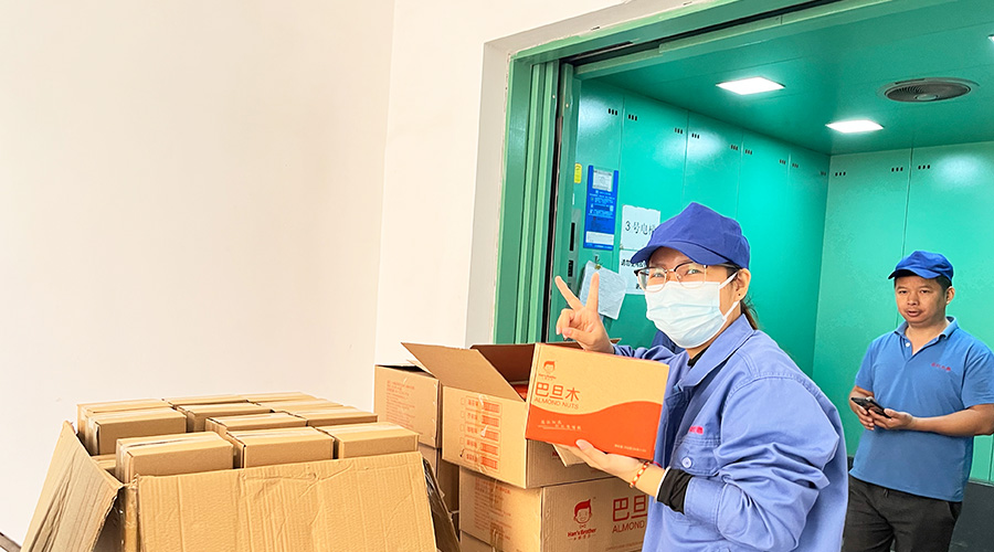 喜笑顏開！三八婦女節(jié)  金環(huán)電器發(fā)放禮品暖人心