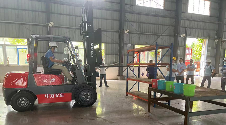 比技能 展風(fēng)采！金環(huán)電器參與鶴城鎮(zhèn)第二屆企業(yè)職工叉車(chē)技能競(jìng)賽