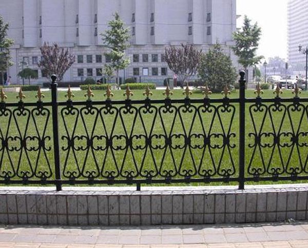 十堰鐵藝護欄有哪些優(yōu)缺點以及維護方式呢？